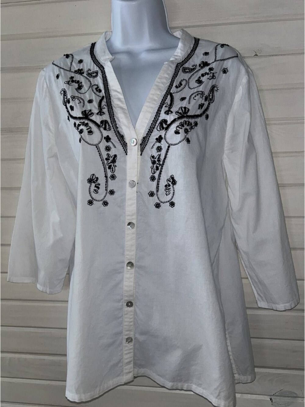 Chico’s Sz 1 (MEDIUM) White 100% Cotton Embroidered Button Up Tunic Sequins EUC